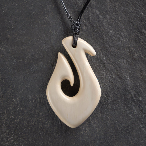 Pendentif en ivoire de mammouth «Hameçon»