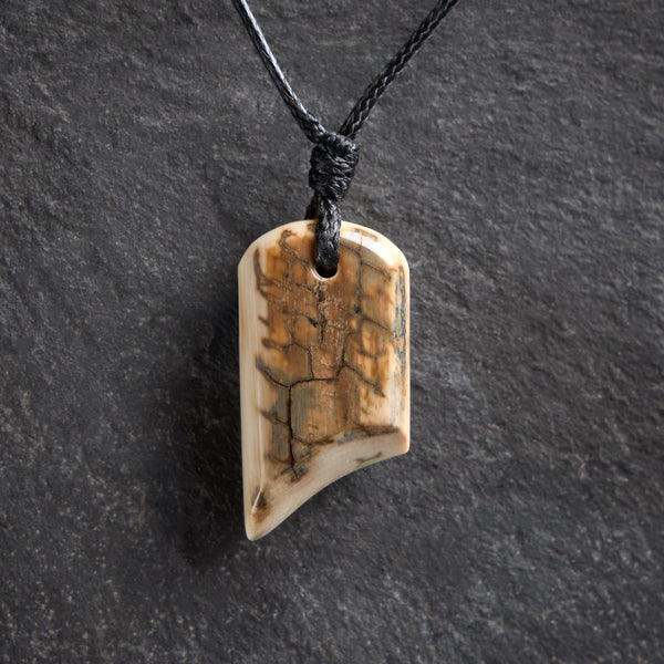 Pendentif en ivoire de mammouth