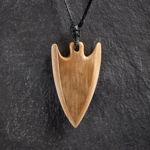 Pendentif en ivoire de mammouth (Pointe de flèche)