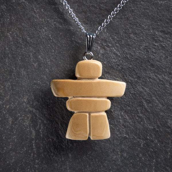Pendentif en ivoire de mammouth «Inuksuk»