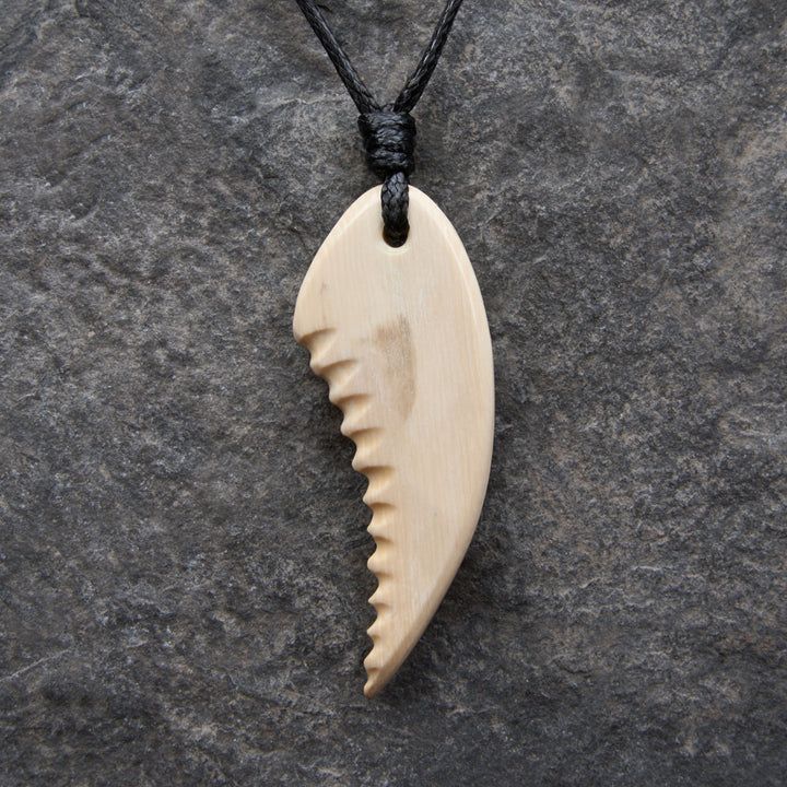 Pendentif en ivoire de mammouth fossilisé