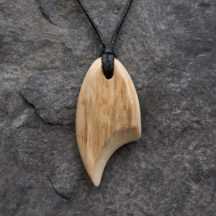 Pendentif en ivoire de mammouth fossilisé