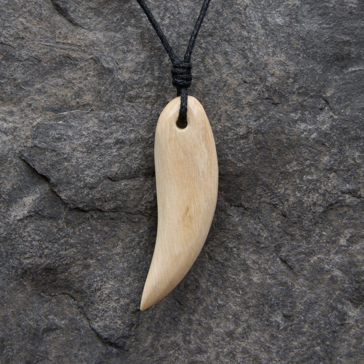 Pendentif en ivoire de mammouth fossilisé