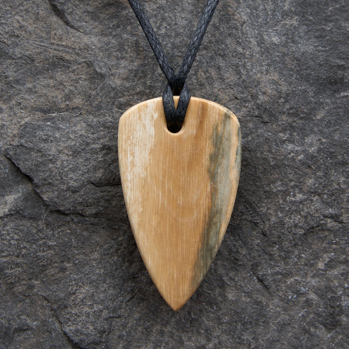 Pendentif en ivoire de mammouth fossilisé