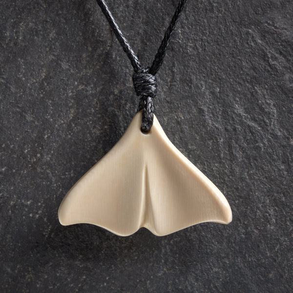 Pendentif en ivoire de mammouth «Queue de béluga»